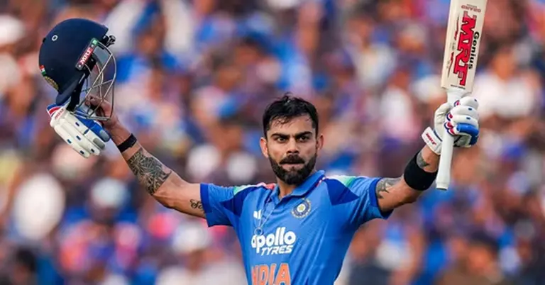 ব্যাট উচিয়ে উদযাপন করেছেন বিরাট কোহলি